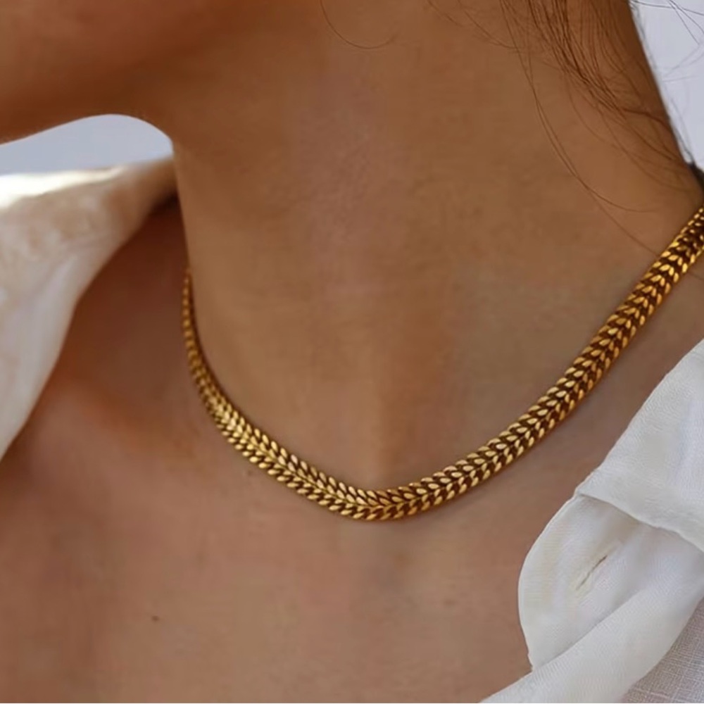 Elegant Gold Women's Necklace